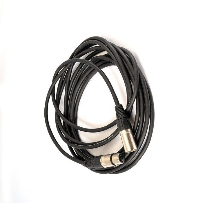 Les câbles XLR noirs du microphone, de l'homme à la femme, conduisent le câble du microphone au mixeur.